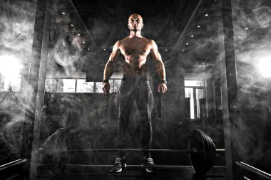 Vücut geliştirmeci halter Deadlift için hazırlanıyor. Duman