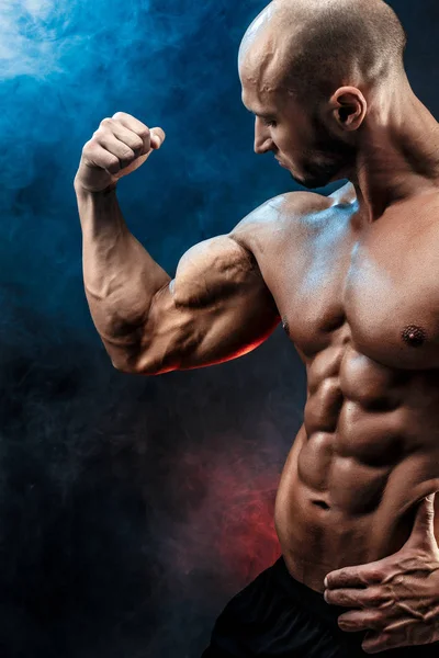 Hombre fuerte culturista con abdominales perfectos, hombros, bíceps, tríceps, pecho —  Fotos de Stock