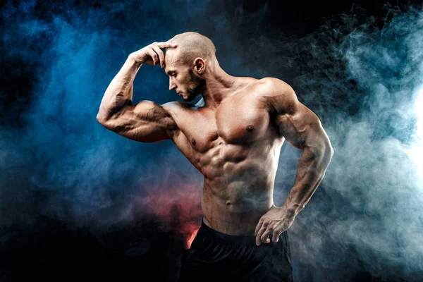 Hombre fuerte culturista con abdominales perfectos, hombros, bíceps, tríceps, pecho — Foto de Stock
