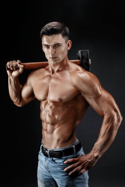 Çıplak gövde holding büyük hummer kaslı adam. Koyu gri arka plan üzerinde izole