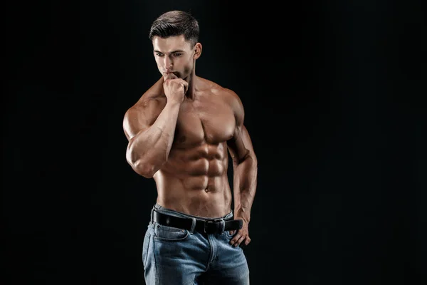 Vücut geliştirici pozu. Güzel sporcu erkek gücü. Fitness kaslı adam