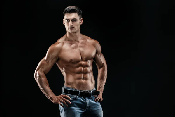 Bodybuilder posing. Beautiful sporty guy male power. Fitness muscled man — Stock Photo, Image