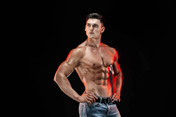 Culturista posando. Hermoso chico deportivo poder masculino. Hombre musculoso fitness —  Fotos de Stock