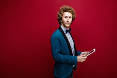 Tablet ile takım elbiseli şık delikanlı