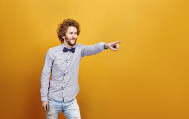 Şık adam uzakta parmak ile işaret gülümseyen