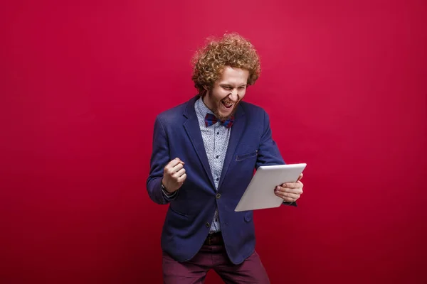 Glücklicher Mann im Anzug mit Tablet — Stockfoto