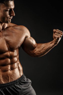 Vücut geliştirici pozu. Güzel sporcu erkek gücü. Fitness kaslı adam