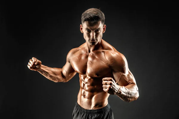 Bodybuilder posiert. Schöner sportlicher Typ mit männlicher Power. Fitness muskulöser Mann — Stockfoto