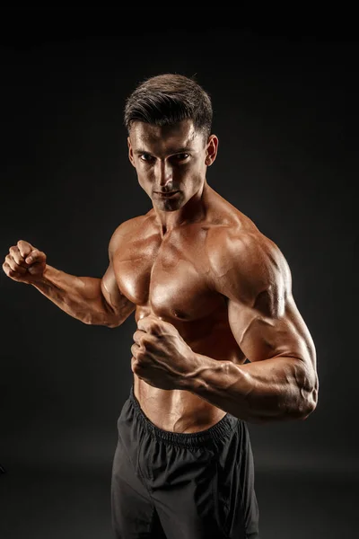 Bodybuilder poseren. Mooie sportieve mannelijke kracht. Fitness gespierde man — Stockfoto