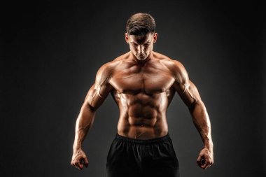Vücut geliştirici pozu. Güzel sporcu erkek gücü. Fitness kaslı adam
