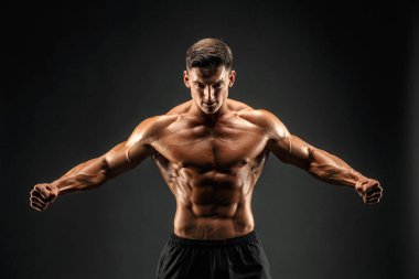 vücut geliştirmeci poz. Güzel sportif adam erkek güç. Fitness adam kaslı. Kükreme