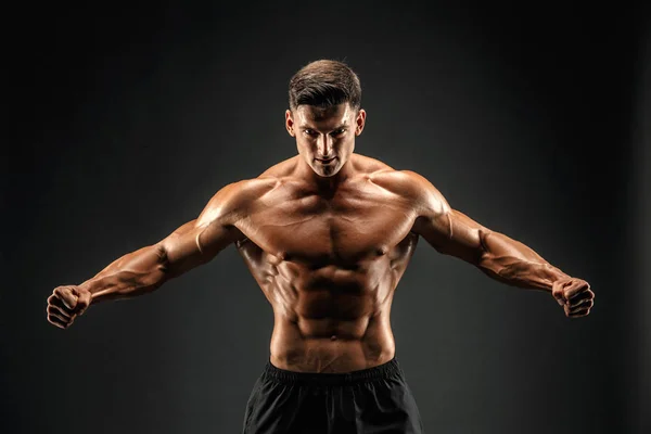 Culturista posando. Hermoso chico deportivo poder masculino. Hombre musculoso de fitness. Rugido —  Fotos de Stock