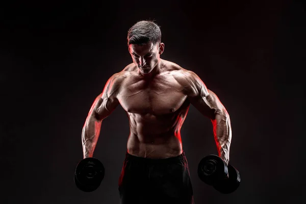 Homem muscular concentrado fazendo exercício com halteres — Fotografia de Stock