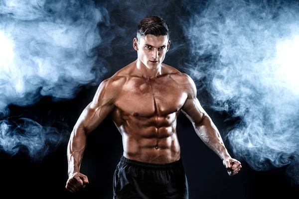Homme bodybuilder fort avec abdos, épaules, biceps, triceps, poitrine parfaits. — Photo