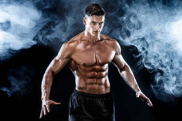 Starker Bodybuilder mit perfektem Bauch, Schultern, Bizeps, Trizeps, Brust. — Stockfoto