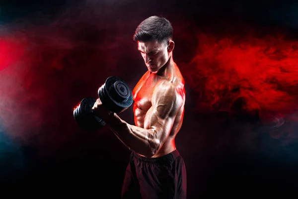 Hombre musculoso concentrado haciendo ejercicio con mancuerna — Foto de Stock