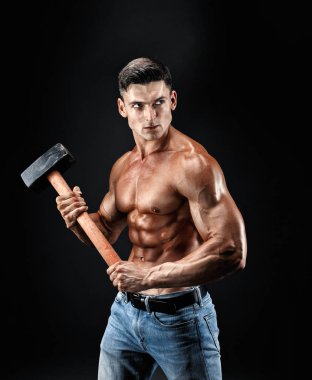 Çıplak gövde holding büyük hummer kaslı adam. Koyu gri arka plan üzerinde izole
