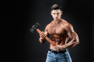 Çıplak gövde holding büyük hummer kaslı adam. Koyu gri arka plan üzerinde izole