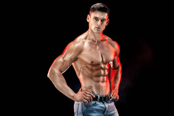 Culturista posando. Hermoso chico deportivo poder masculino. Hombre musculoso fitness —  Fotos de Stock