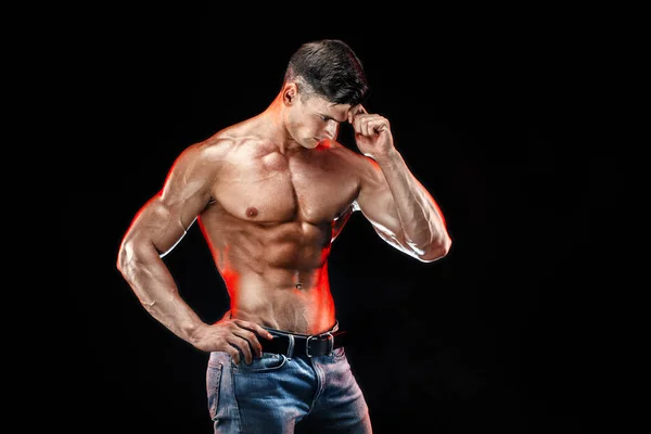 Bodybuilder posiert. Schöner sportlicher Typ mit männlicher Power. Fitness muskulöser Mann — Stockfoto