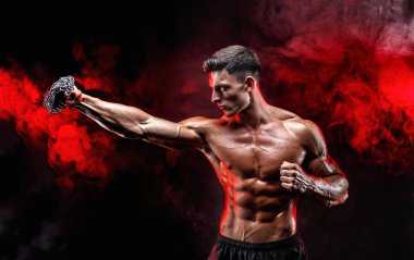 Yumruğunu üzerinde örgülü zincirlerle yumruk yaparken ciddi kas avcı.