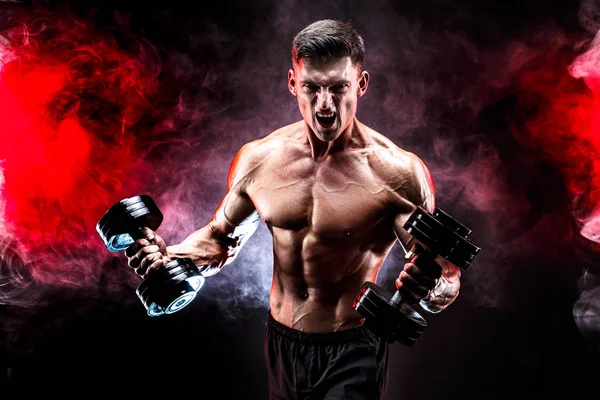 Hombre musculoso concentrado haciendo ejercicio con mancuerna — Foto de Stock