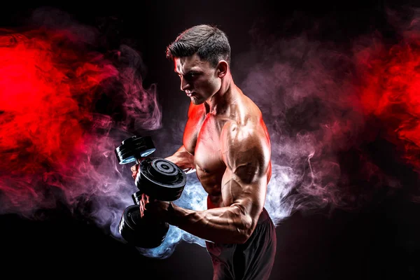 Homem muscular concentrado fazendo exercício com halteres — Fotografia de Stock