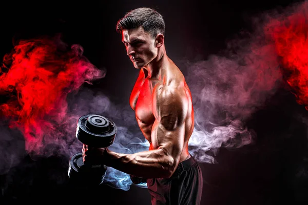 Geconcentreerde gespierde man doet oefeningen met halter — Stockfoto