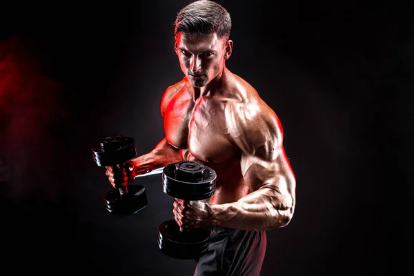 Hombre musculoso concentrado haciendo ejercicio con mancuerna — Foto de Stock