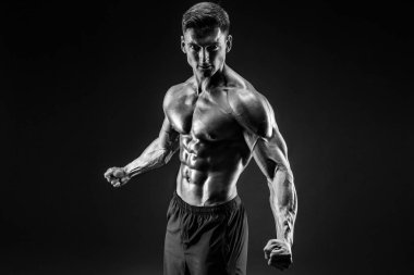 Vücut geliştirici pozu. Güzel sporcu erkek gücü. Fitness kaslı adam