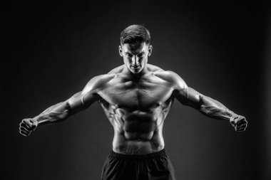 Vücut geliştirici pozu. Güzel sporcu erkek gücü. Fitness kaslı adam