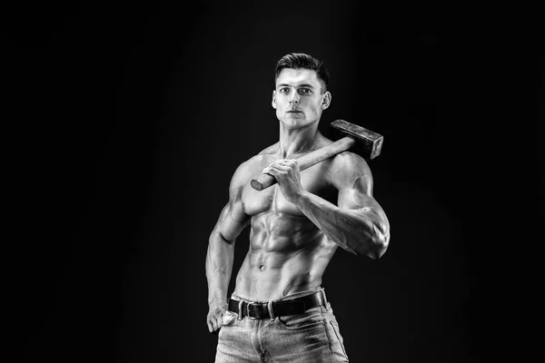 Hombre musculoso con el torso desnudo sosteniendo gran joroba. Aislado sobre fondo gris oscuro —  Fotos de Stock