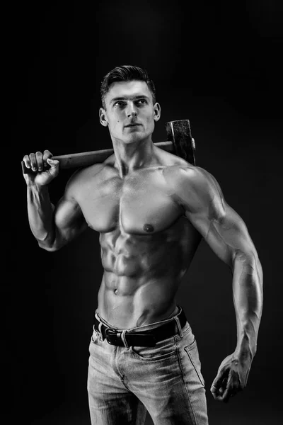 Hombre musculoso con el torso desnudo sosteniendo gran joroba. Aislado sobre fondo gris oscuro — Foto de Stock