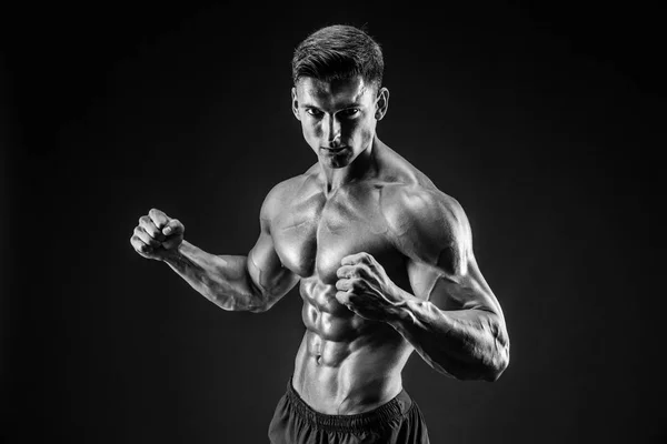 Bodybuilder posing. Beautiful sporty guy male power. Fitness muscled man — Stock Photo, Image