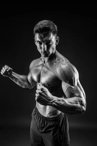 Bodybuilder posiert. Schöner sportlicher Typ mit männlicher Power. Fitness muskulöser Mann — Stockfoto