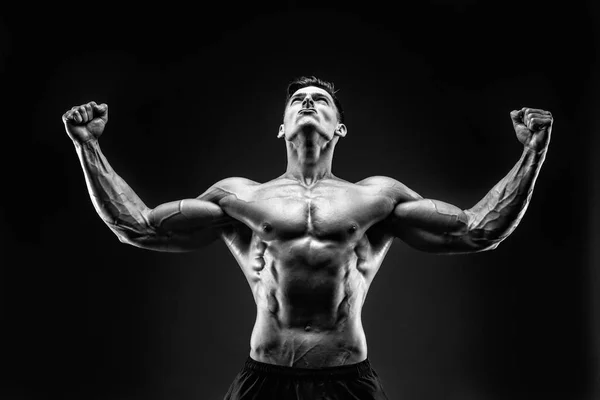 Bodybuilder posing. Beautiful sporty guy male power. Fitness muscled man — Stock Photo, Image