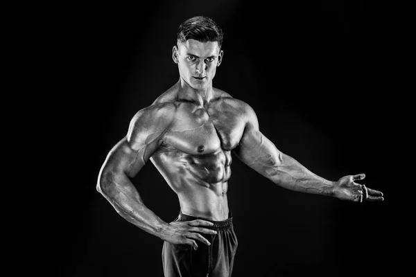 Bodybuilder poserar. Vacker sportig kille manlig makt. Fitness muskulös man — Stockfoto