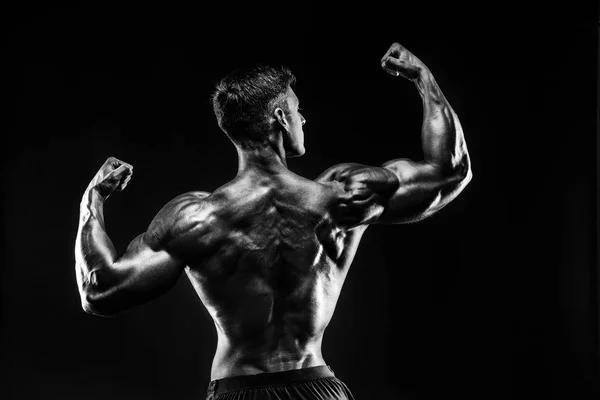 Bodybuilder posiert. Schöner sportlicher Typ mit männlicher Power. Fitness muskulöser Mann — Stockfoto