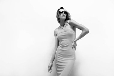 Kameraya poz elbiseli güzel sarışın model