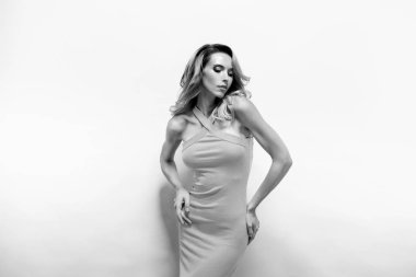 Gri arka planı çekici genç model poz portresi. İzole