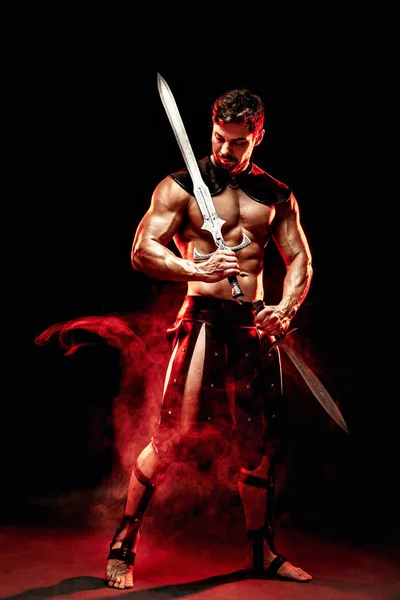 Суворий варвар у шкіряному костюмі з мечем у диму — стокове фото