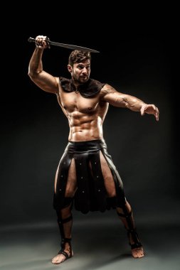 Kılıçlı, deri kostümlü bir barbar.