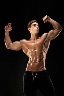 Altı paket, mükemmel abs, omuzlar, pazı, triceps ve göğüs, kasların esneme kişisel fitness eğitmeni ile güçlü vücut geliştirmeci