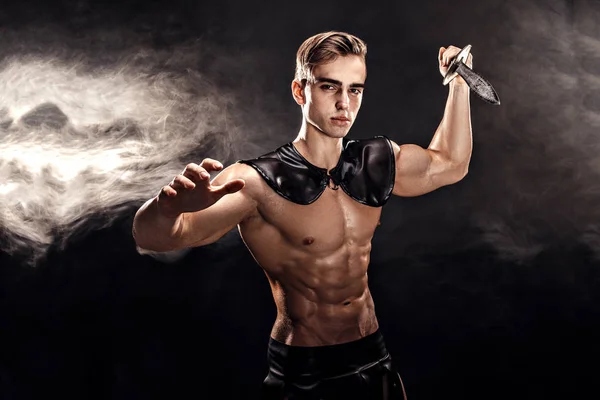 Portret przystojny mięśni Gladiatora z mieczem. Na białym tle. Wyśmienity. Czarne tło — Zdjęcie stockowe
