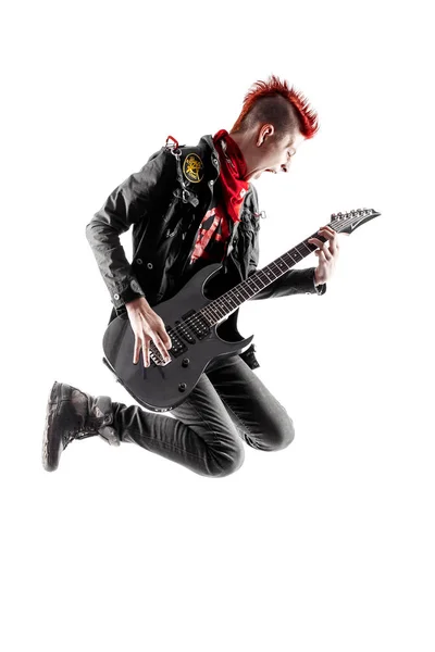 기타를 연주 하면서 점프 하는 빨간 모호크와 십 대 — 스톡 사진