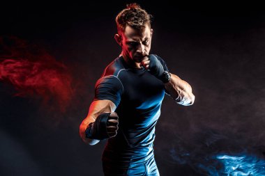 Kaslı adam duman mücadele stüdyo portre