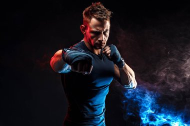 Kaslı adam duman mücadele stüdyo portre