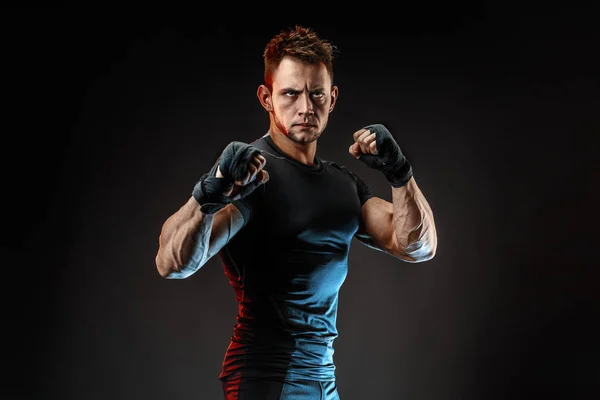 Studio ritratto di combattimento muscolare uomo om sfondo scuro — Foto Stock