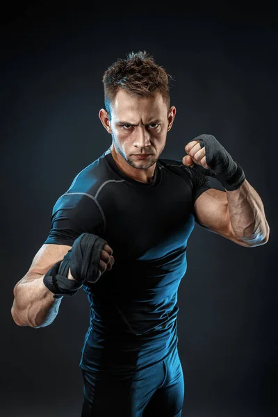 Studio ritratto di combattimento muscolare uomo om sfondo scuro — Foto Stock