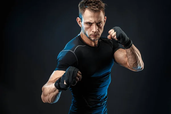 Estúdio retrato de luta homem muscular om fundo escuro — Fotografia de Stock